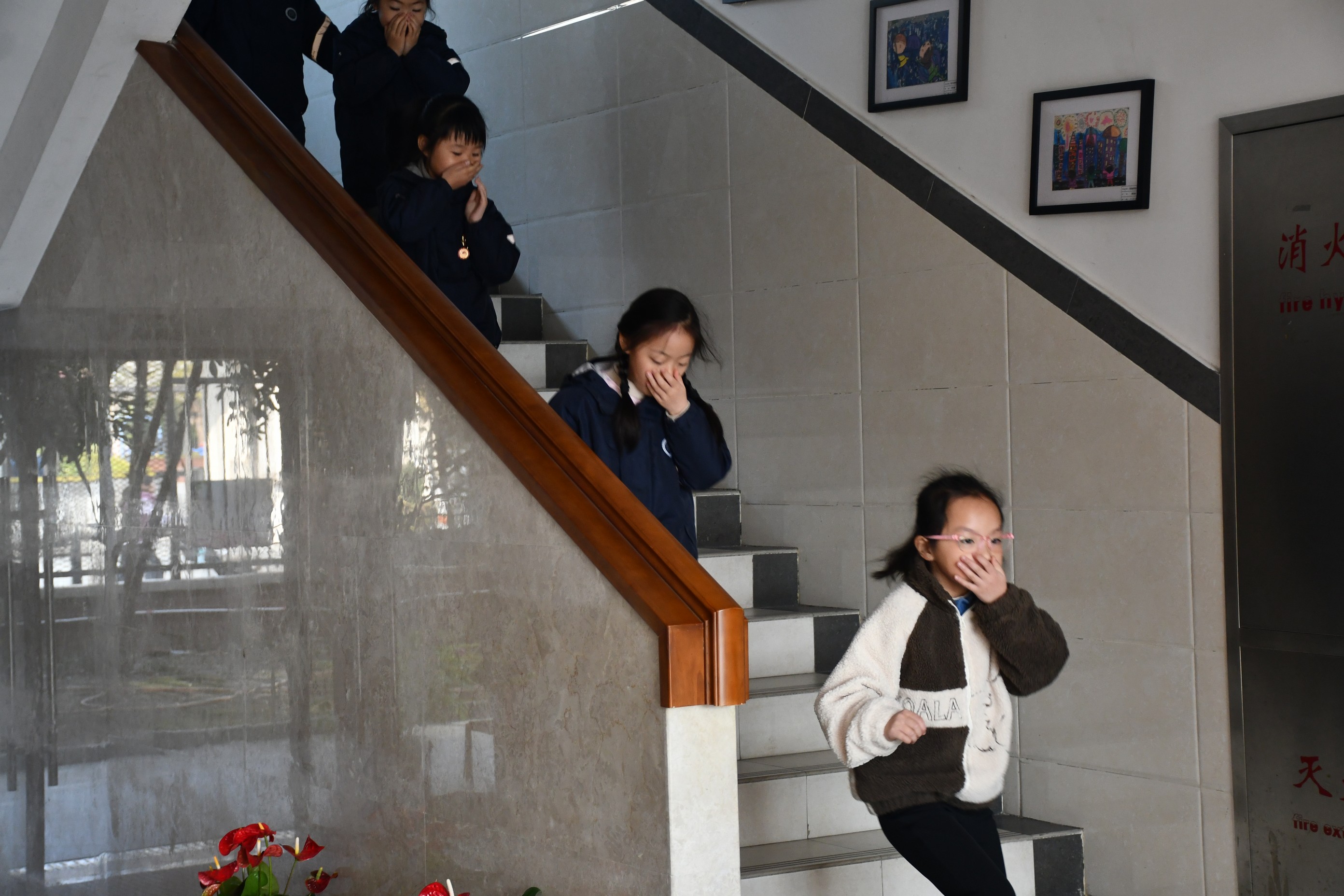 学生逃跑6.JPG