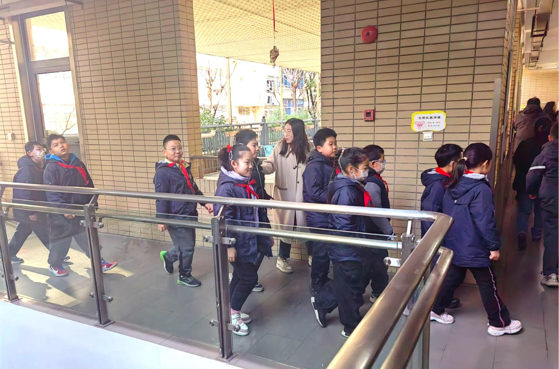 2025年2月19日，瞿家廊路疏散演练，学生在老师的指引下有序疏散1.jpg