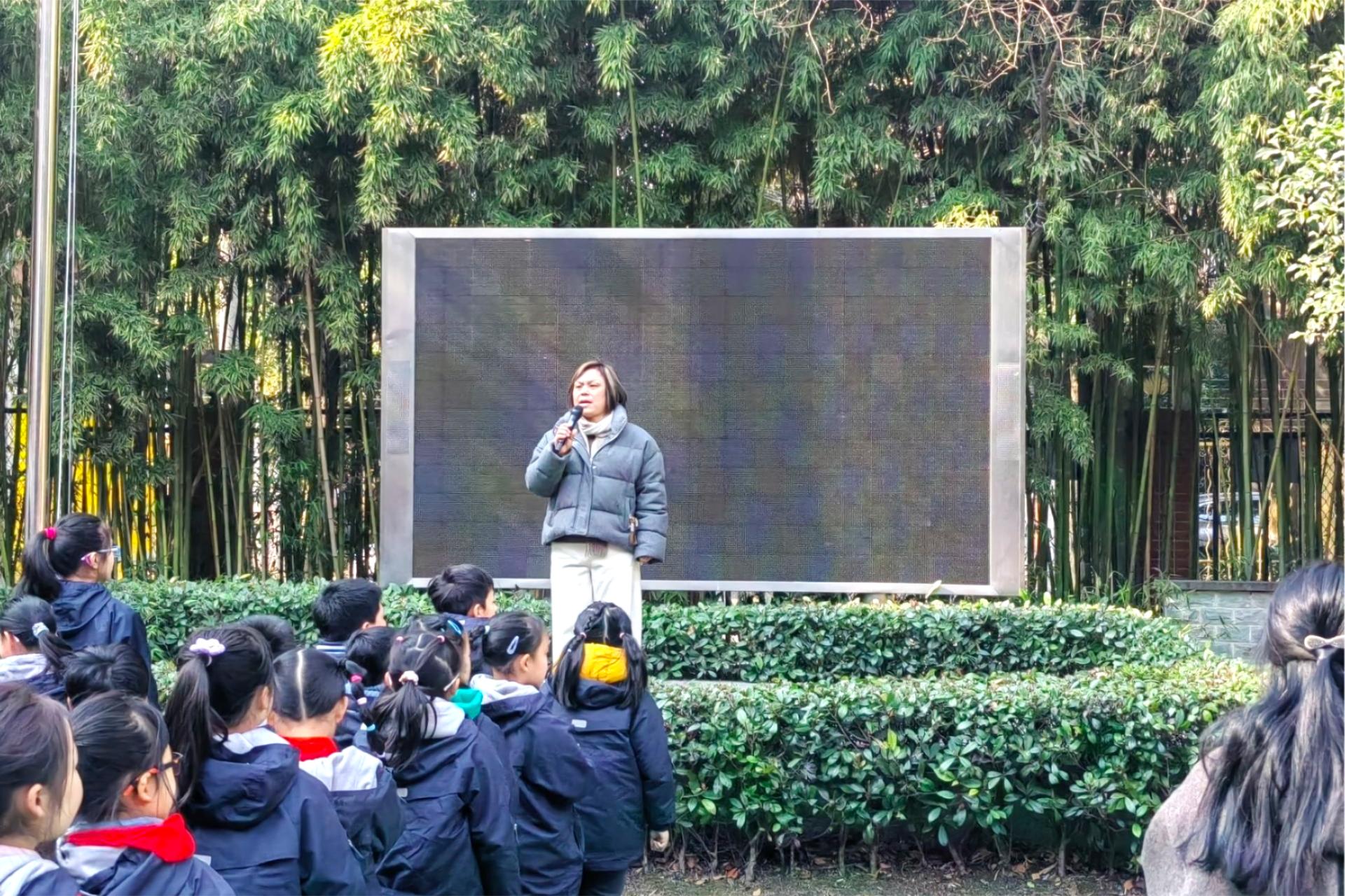 2025年2月19日，瞿家廊路疏散演练，朱玉霞老师统计人数.jpg