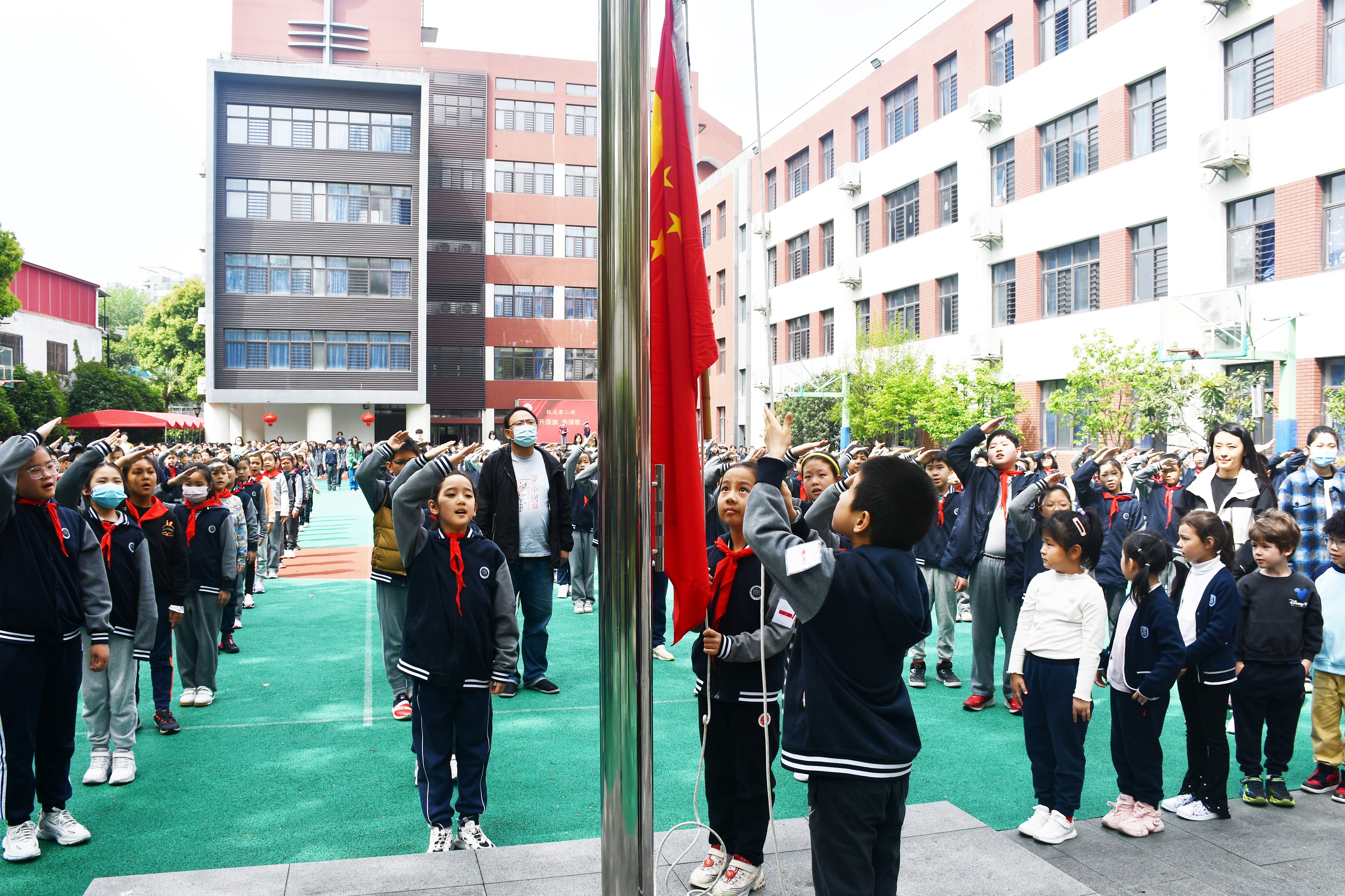 2024年4月15日，顺义路升旗仪式，升旗手升旗.jpg