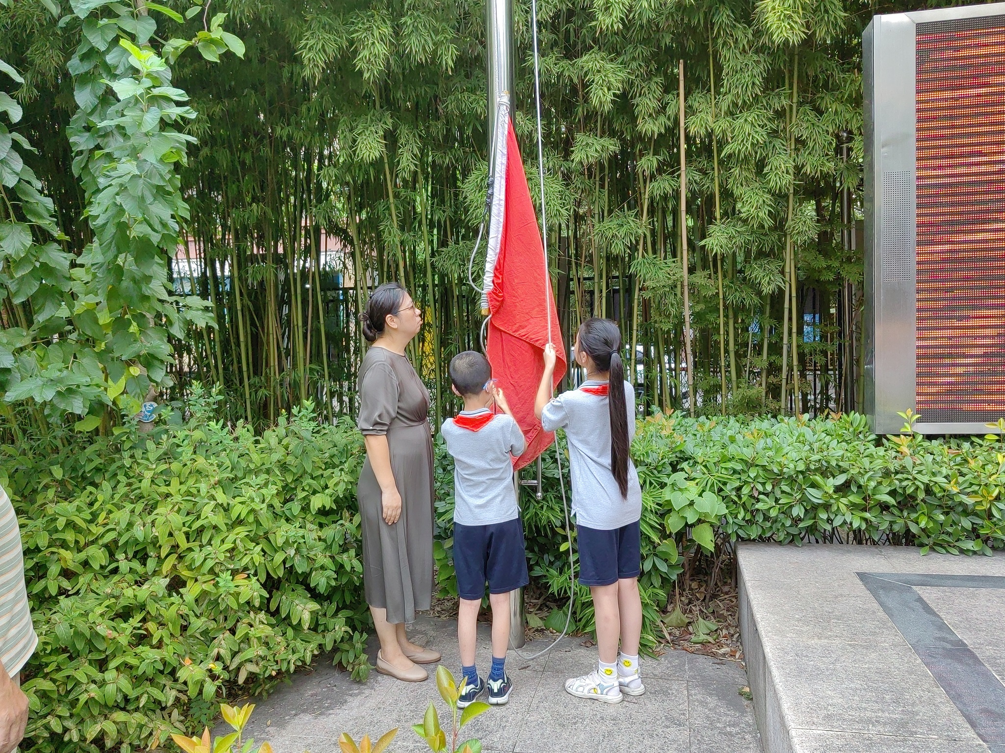 2024年9月9日，瞿家廊路升旗仪式，学生升国旗.jpg